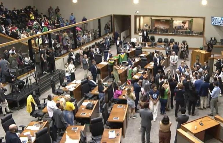 C&acirc;mara discute propostas pol&ecirc;micas