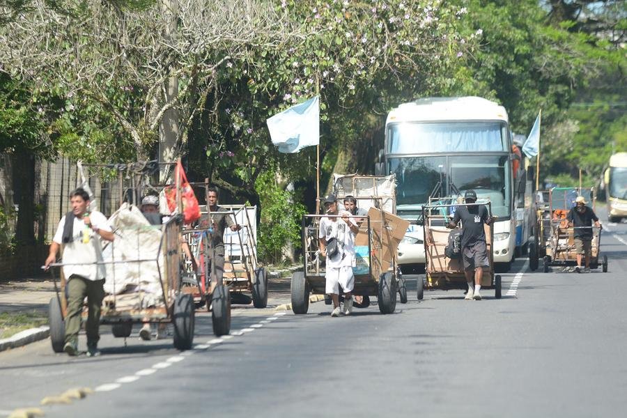 Carrinheiros protestam contra a possibilidade de proibi&ccedil;&atilde;o de exercerem a coleta de lixo em POA