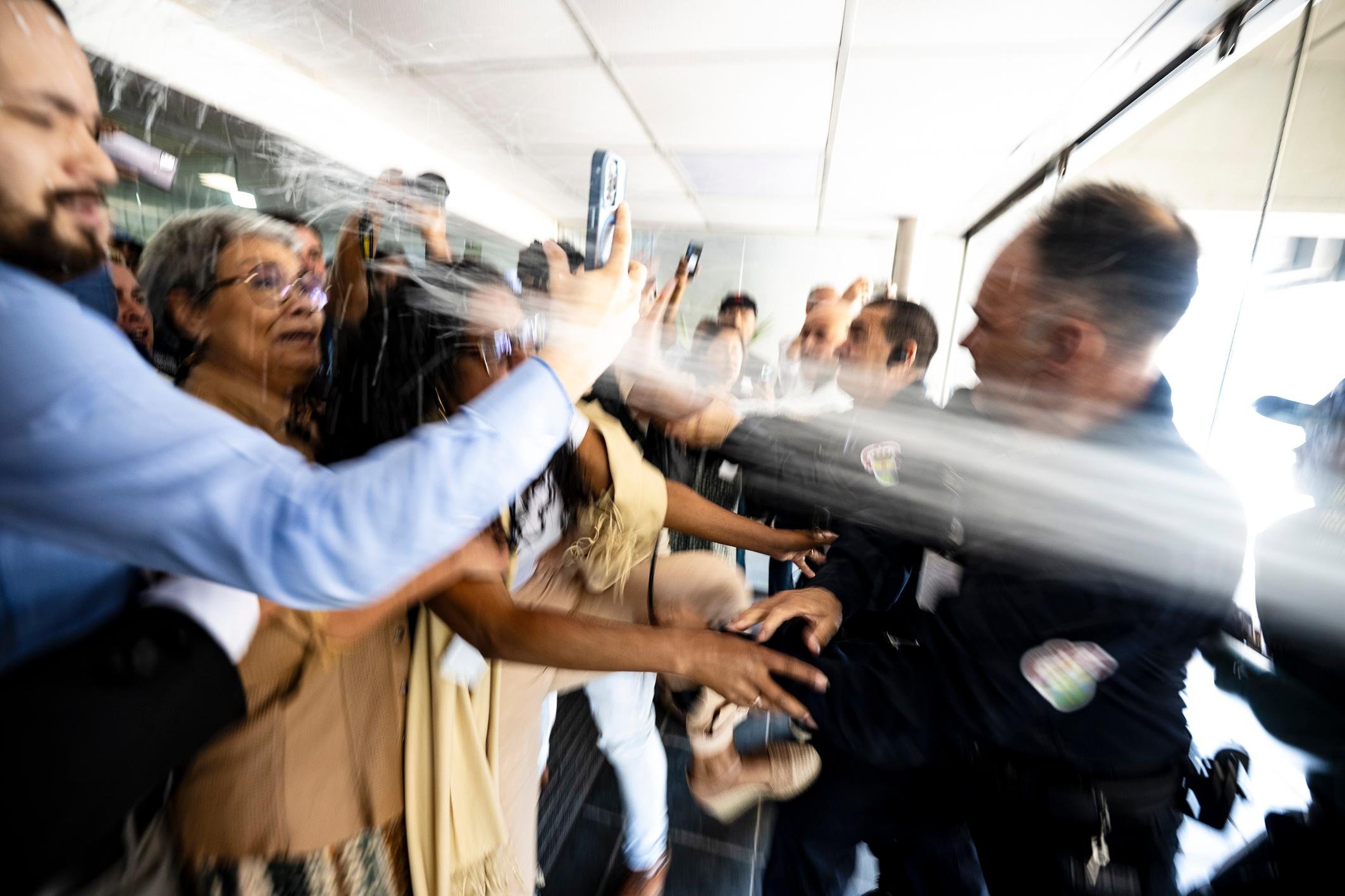 C&acirc;mara tem protestos e uso de for&ccedil;a