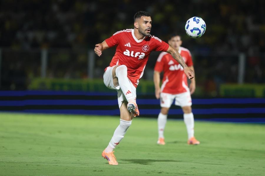 Sem conseguir ajudar nem na defesa nem no ataque, Bruno Henrique saiu no segundo tempo