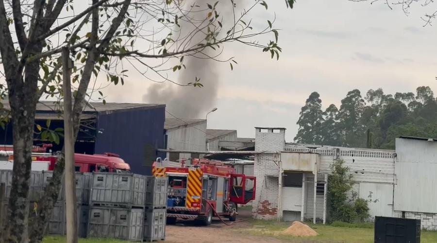 Inc&ecirc;ndio atingiu f&aacute;brica de borracha nesta quinta-feira