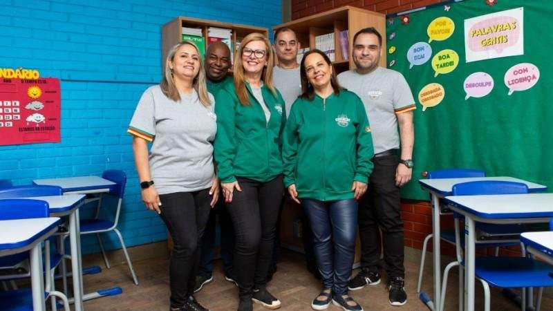 Os conjuntos ser&atilde;o: duas camisetas (cinza) e uma jaqueta (verde), com identifica&ccedil;&atilde;o da Rede Estadual