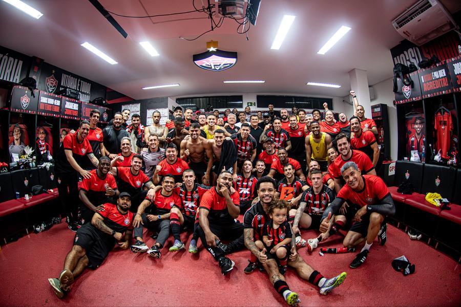 Jogadores do Vit&oacute;ria comemoram muito a vit&oacute;ria sobre o Bahia, na noite desta quinta-feira