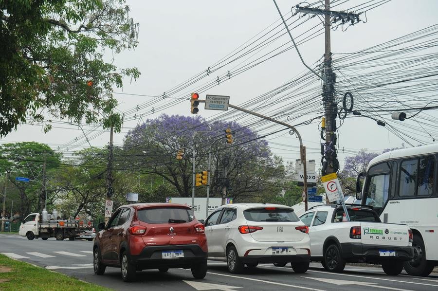 Cruzamento da Sert&oacute;rio com Souza Reis e Edu Chaves apresenta exemplos de motoristas "furando" o sinal vermelho