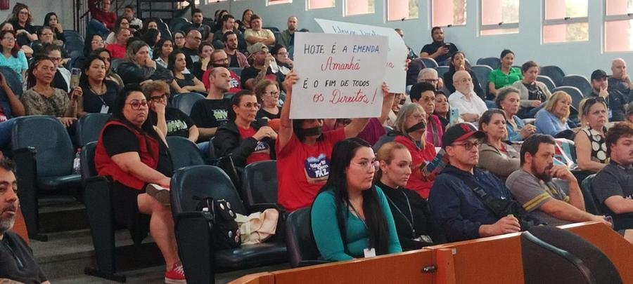 Por motivo de seguran&ccedil;a e pela pol&ecirc;mica que se gerou foi autorizada a entrada de at&eacute; 250 pessoas no plen&aacute;rio