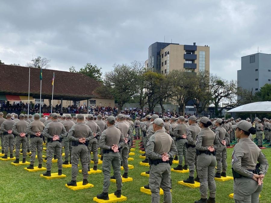 Registro da solenidade da Brigada Militar em Porto Alegre
