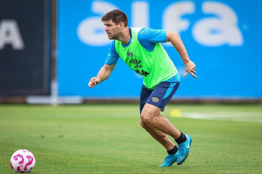 Kannemann volta ao time titular contra o Bahia