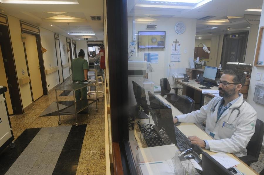 Hospital M&atilde;e de Deus utiliza o sistema Munai para monitorar e identificar pacientes com risco de piora cl&iacute;nica; cores em monitores indicam quadros fora do normal