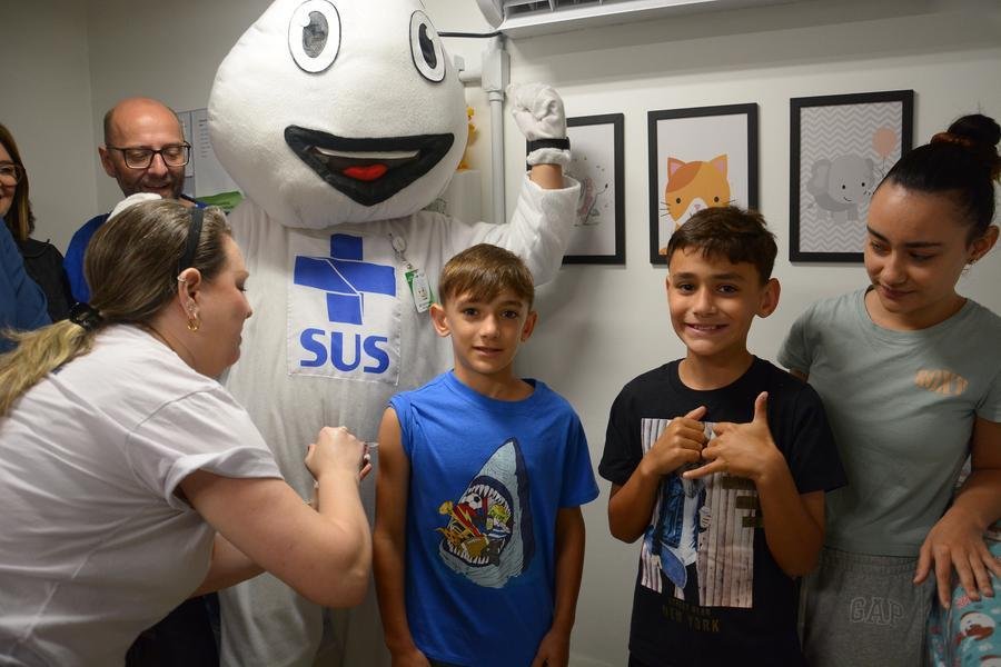 Dia D de vacina&ccedil;&atilde;o em Porto Alegre
Sec da sa&uacute;de de POA, Fernando Ritter, Z&eacute; Gotinha, Jo&atilde;o Vitor Descovi, Carlos Eduardo Descovi e Elena Vizzotto Fl&ocirc;res