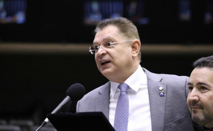 Senador, que j&aacute; classificou PEC de hipocrisia e oportunismo, diz que tomou a decis&atilde;o para atender "a maioria da popula&ccedil;&atilde;o"