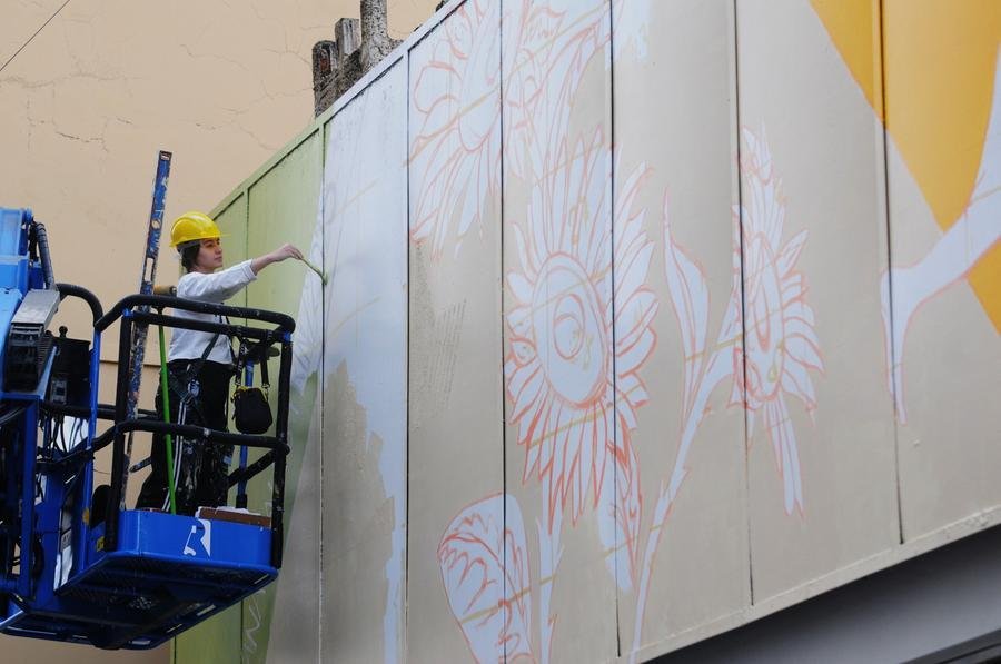 Etapa atual colore o muro do pr&eacute;dio dos Correios, na rua sete de setembro. Na foto, a artista visual Giovana Balestrin