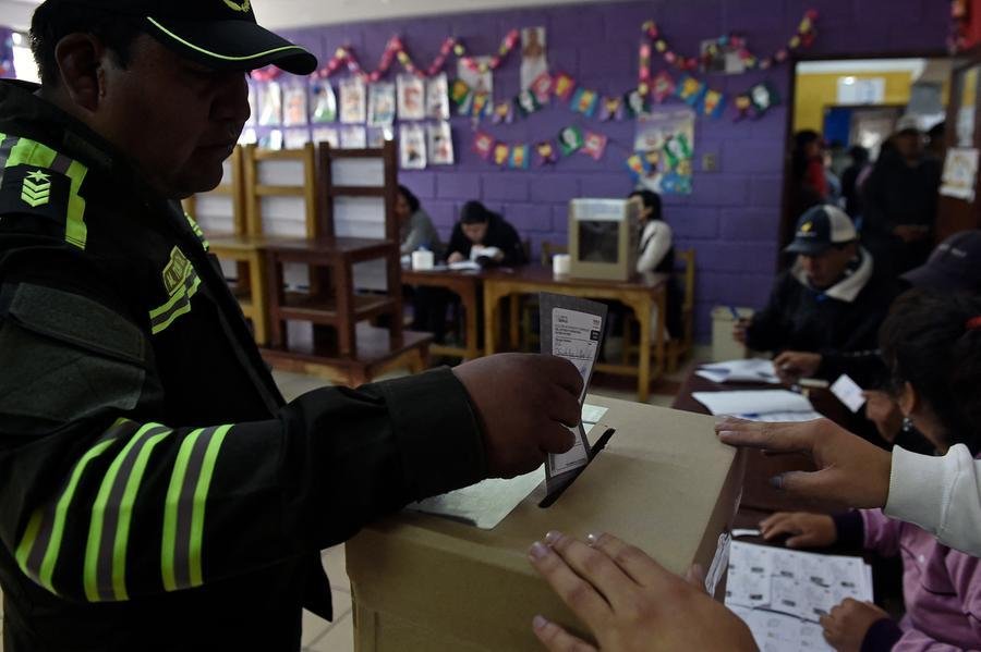 Bolivianos comparecem &agrave;s urnas neste domingo, 19