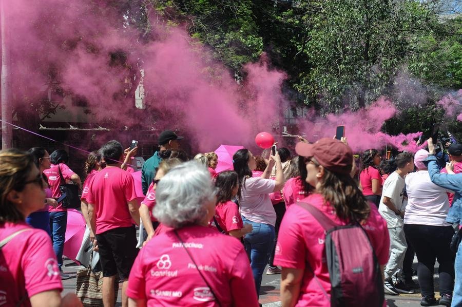 22&ordf; Caminhada das Vitoriosas do Imama coloriu as ruas de Porto Alegre na manh&atilde; deste domingo