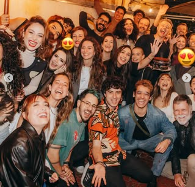 Lucas Lima completou 43 anos e comemorou a data co amigos em um bar. Na tarde deste domingo, 19, o m&uacute;sico compartilhou registros da festa, incluindo a presen&ccedil;a de Sandy, sua ex-mulher, e do atual namorado dela, o m&eacute;dico Pedro Andrade.
