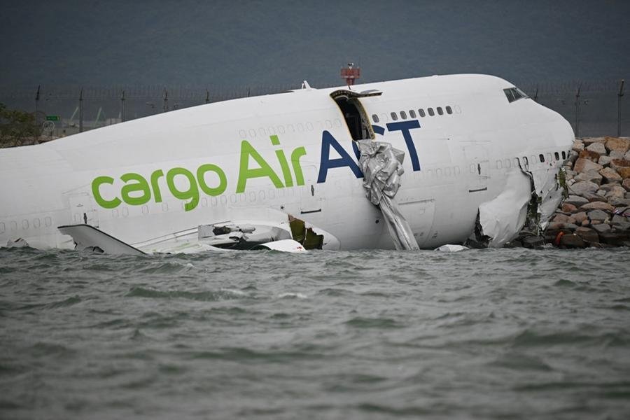 Duas pessoas morreram e outras quatro ficaram feridas ap&oacute;s um avi&atilde;o de carga da Emirates derrapar na pista e cair no mar