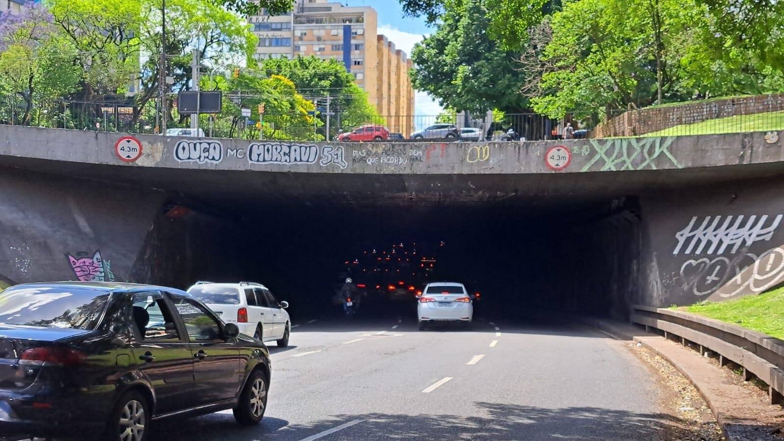 Trecho da obra no t&uacute;nel da Concei&ccedil;&atilde;o vai qualificar o encontro da sa&iacute;da da estrutura com a avenida Osvaldo Aranha, hoje realizado pela rua Sarmento Leite