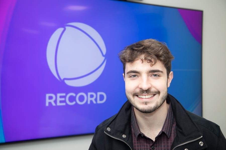 Jo&atilde;o Augusto Liberato, filho de Gugu, assina contrato com a emissora Record