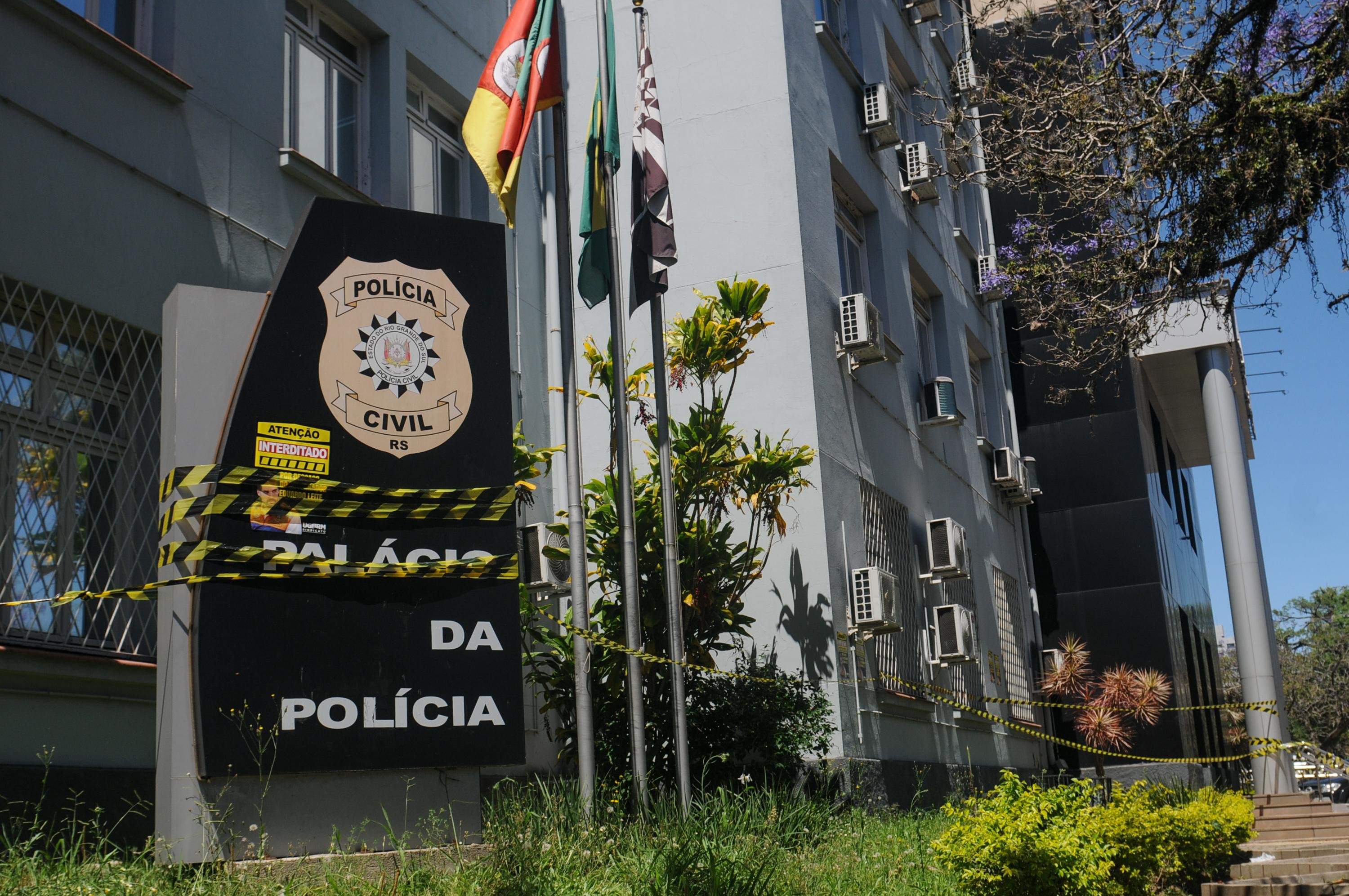 Pal&aacute;cio da Pol&iacute;cia foi cercado&nbsp;com&nbsp;fitas de isolamento em ato simb&oacute;lico