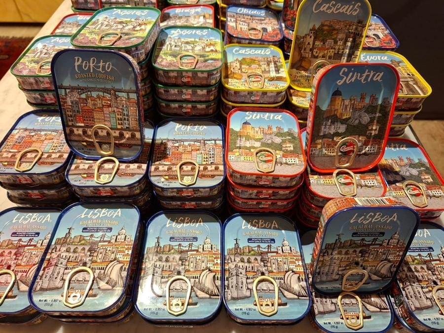 Latas de sardinha viram souvenirs