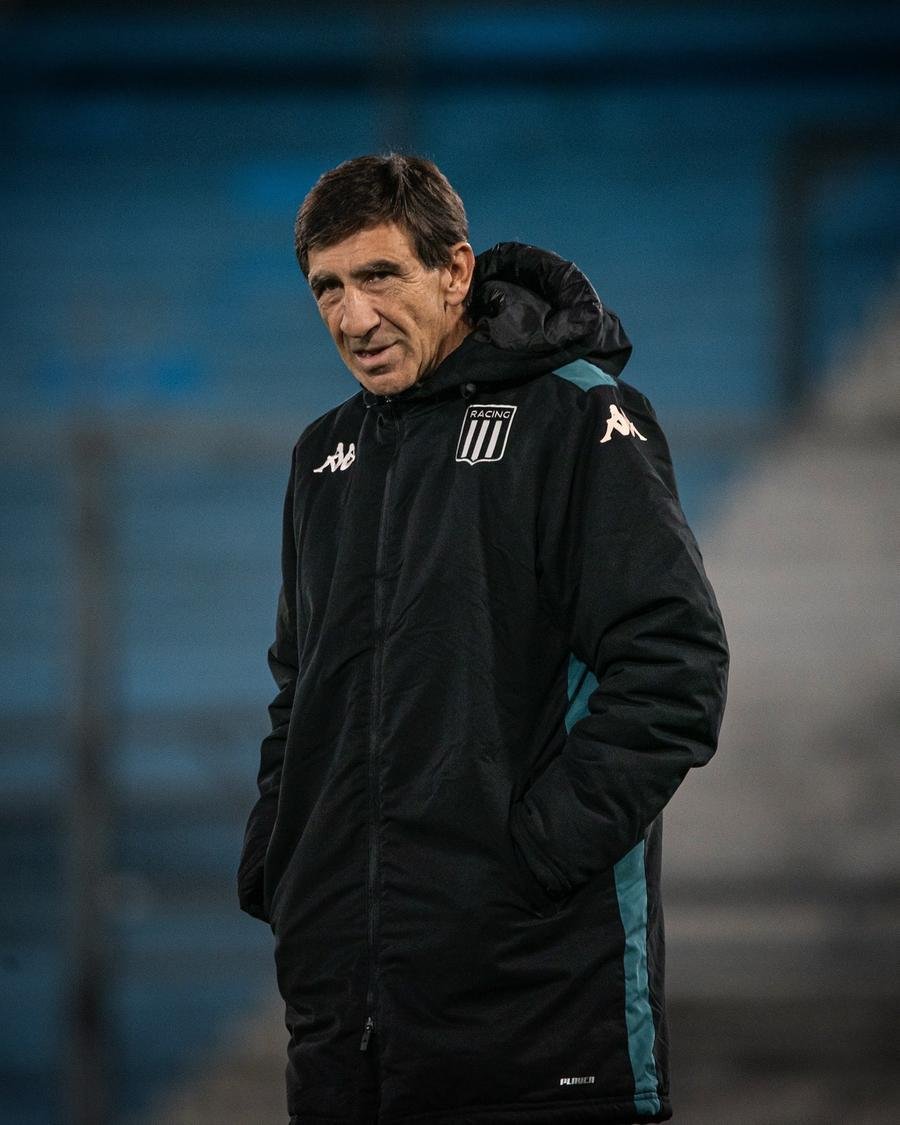 Gustavo Costas (E) &eacute; &iacute;dolo da torcida do Racing. Ele foi capit&atilde;o do time e iniciou em 1999 no clube a carreira de treinador, condi&ccedil;&atilde;o que reassumiu em 2023