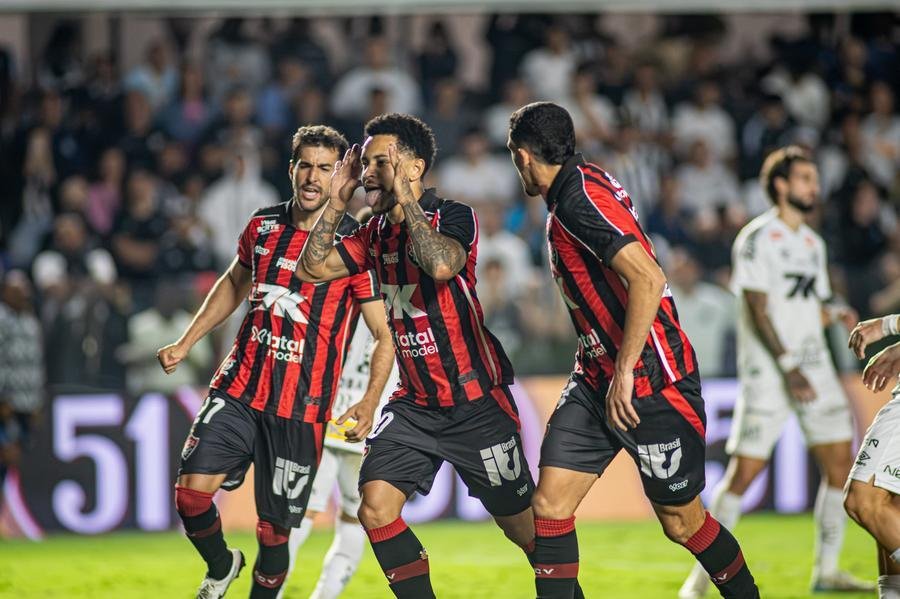 Vit&oacute;ria derrotou o Santos na VIla Belmiro e ainda sonha em escapar da degola