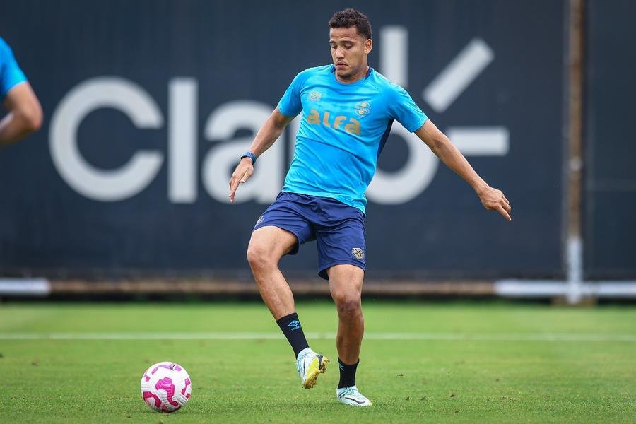 Gustavo Martins tem sido polivalente no grupo do Gr&ecirc;mio