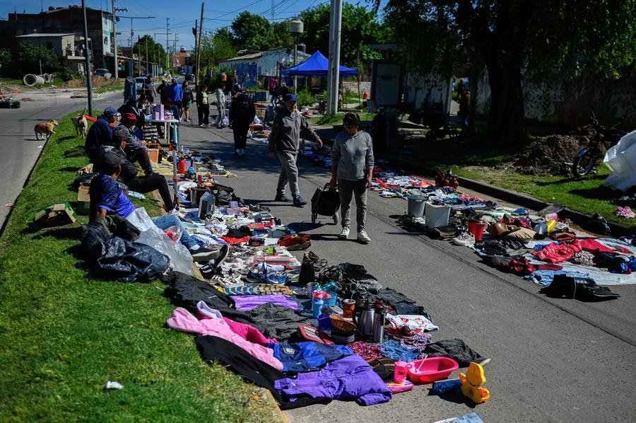 No bairro de Maradona, moradores vendem o que possuem ou o que encontram nas ruas para sobreviver