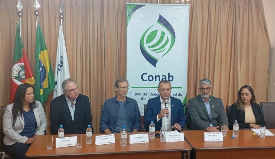 Presidente da Conab Edegar Pretto (com microfone) e dirigentes do setor de arroz anunciaram medidas &agrave; imprensa