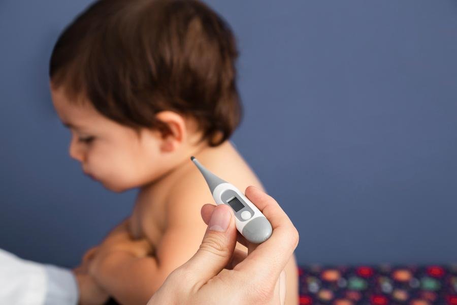 A coqueluche &eacute; causada pela bact&eacute;ria Bordetella pertussis e &eacute; transmitida por meio de got&iacute;culas quando a pessoa infectada tosse, espirra ou fala perto de algu&eacute;m suscet&iacute;vel