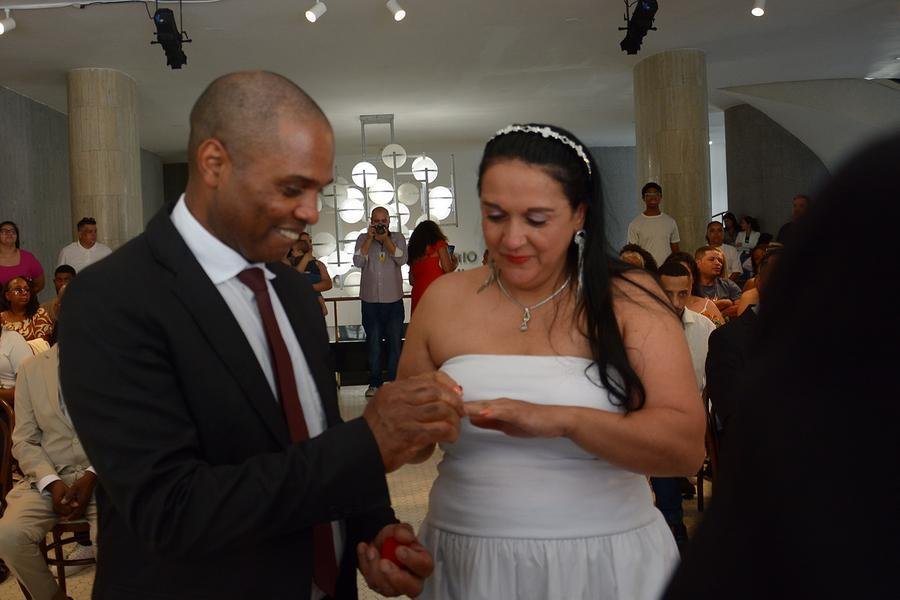 C&iacute;ntia da Rosa Vieira e Cl&aacute;udio Ribeiro foram o primeiro casal a dizer &ldquo;sim&rdquo; na 26&ordf; edi&ccedil;&atilde;o do Casamento Coletivo