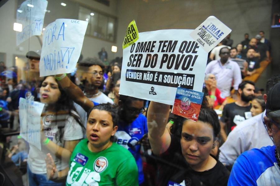 H&aacute; mais de nove horas, vereadores da Capital analisam o projeto que prev&ecirc; a concess&atilde;o parcial do Departamento Municipal de &Aacute;gua e Esgotos (Dmae)