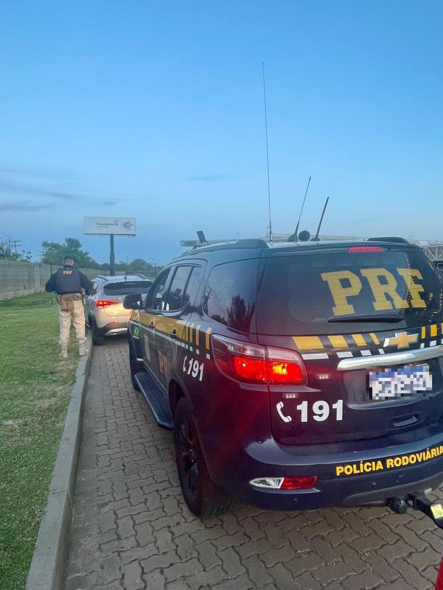 Ap&oacute;s persegui&ccedil;&atilde;o de Canoas at&eacute; o bairro Anchieta, em Porto Alegre, homem que n&atilde;o obedeceu a ordem de parada da PRF na BR 116, abandonou o carro e tentou pular um muro