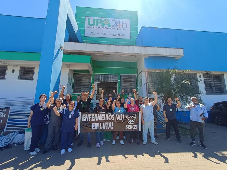 Trabalhadores realizaram na manh&atilde; desta quinta-feira uma manifesta&ccedil;&atilde;o pac&iacute;fica em frente ao pr&eacute;dio da UPA