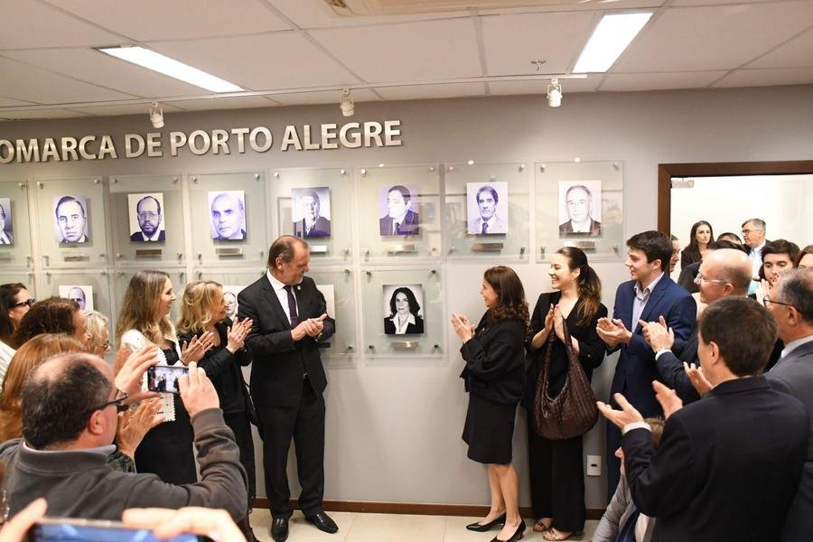 Descerramento da fotografia ocorreu no Foro Central II de Porto Alegre
