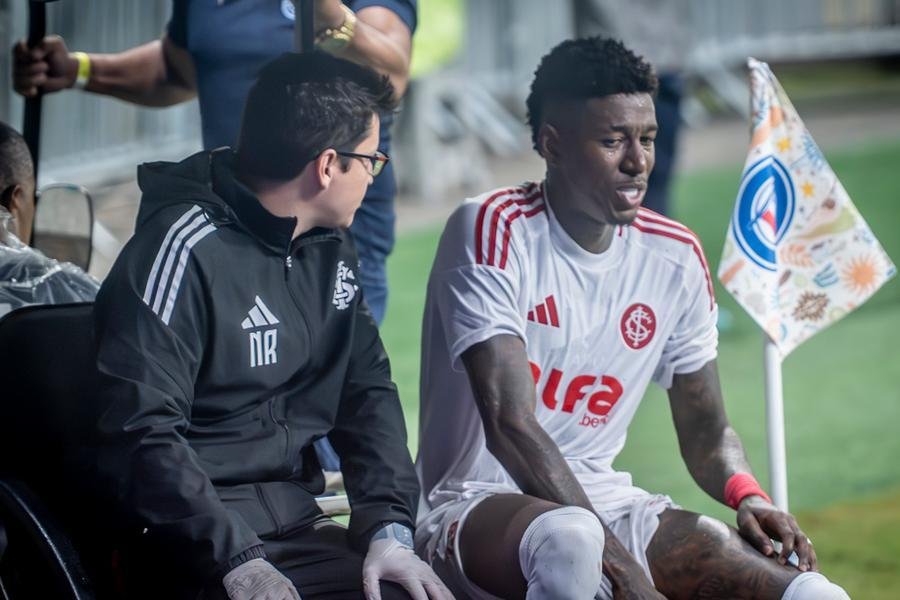 Vit&atilde;o precisou sair do campo da Fonte Nova ainda no primeiro tempo