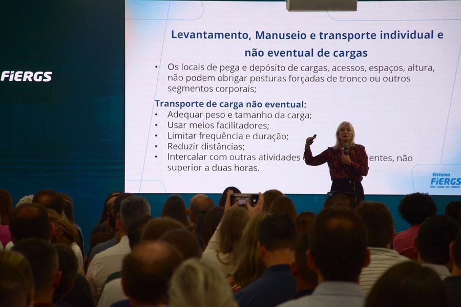 Jacinta Renner, doutora em Engenharia de Produ&ccedil;&atilde;o com &ecirc;nfase em ergonomia, tratou em sua palestra da nova Cartilha de Ergonomia
