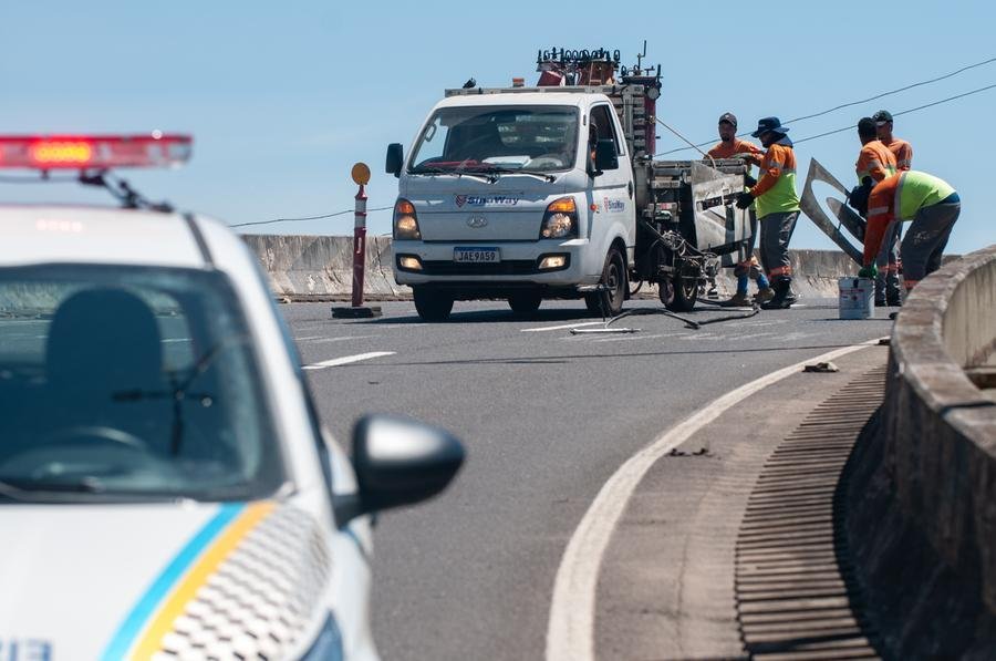 O Corredor Humanit&aacute;rio de Porto Alegre &eacute; parcialmente bloqueado nesta sexta-feira, das 9h30min &agrave;s 16h, para a execu&ccedil;&atilde;o de servi&ccedil;os de pintura da via