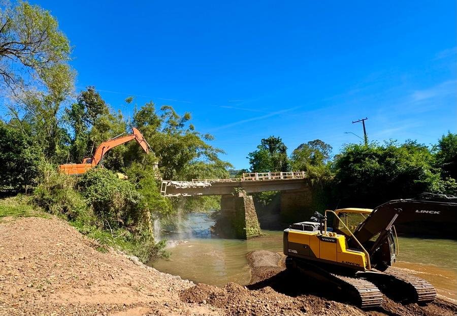 Demoli&ccedil;&atilde;o da ponte localizada na Vila Teresa, na Estrada de Rio da Ilha, est&aacute; em andamento