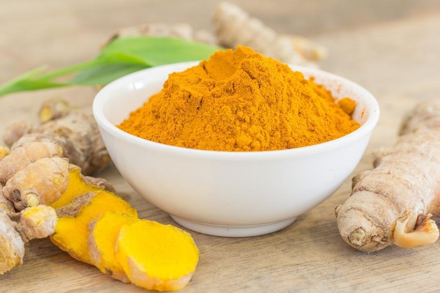 A curcumina ajuda a neutralizar radicais livres e processos inflamat&oacute;rios no organismo, atuando como antioxidante e anti-inflamat&oacute;rio natural