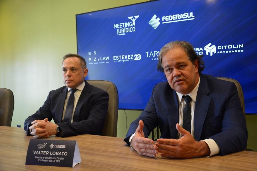 Evento contou com especialistas em Direito Tribut&aacute;rio Valter Lobato, professor da UFMG, e Paulo Caliendo, professor da PUC-RS