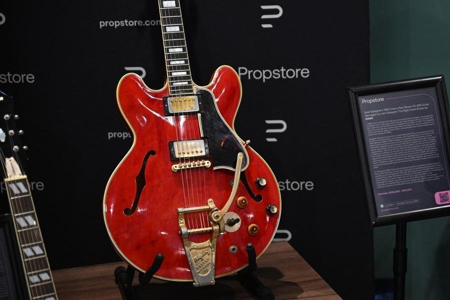A guitarra Gibson ES-355 Cherry Red de Noel Gallagher, da d&eacute;cada de 1960, danificada por Liam Gallagher na noite em que o Oasis se separou