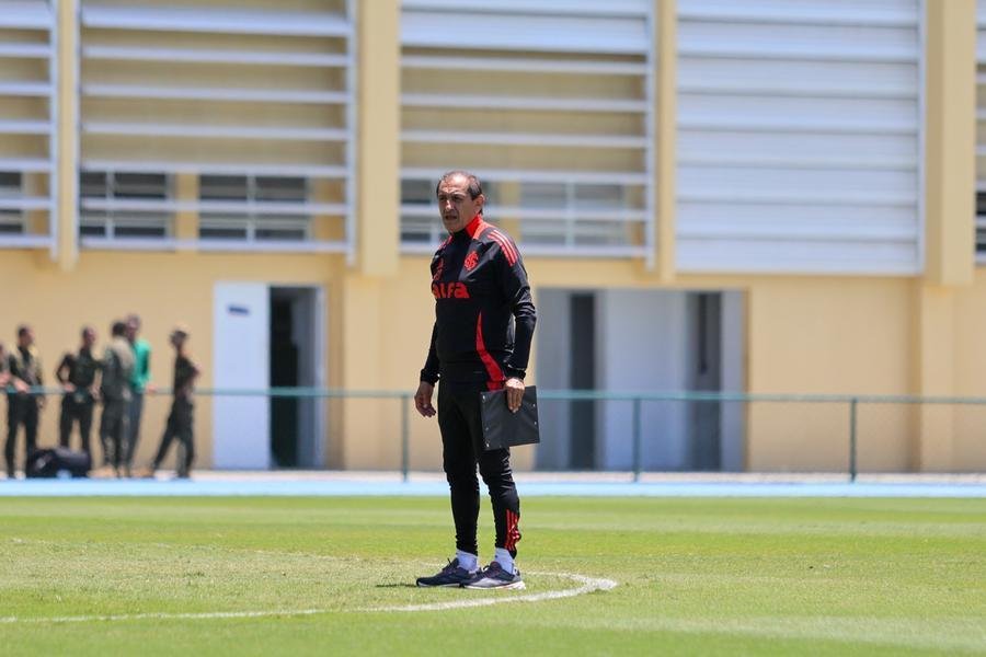 Ram&oacute;n D&iacute;az n&atilde;o tem receio de alterar o esquema quando as circunst&acirc;ncias n&atilde;o s&atilde;o favor&aacute;veis