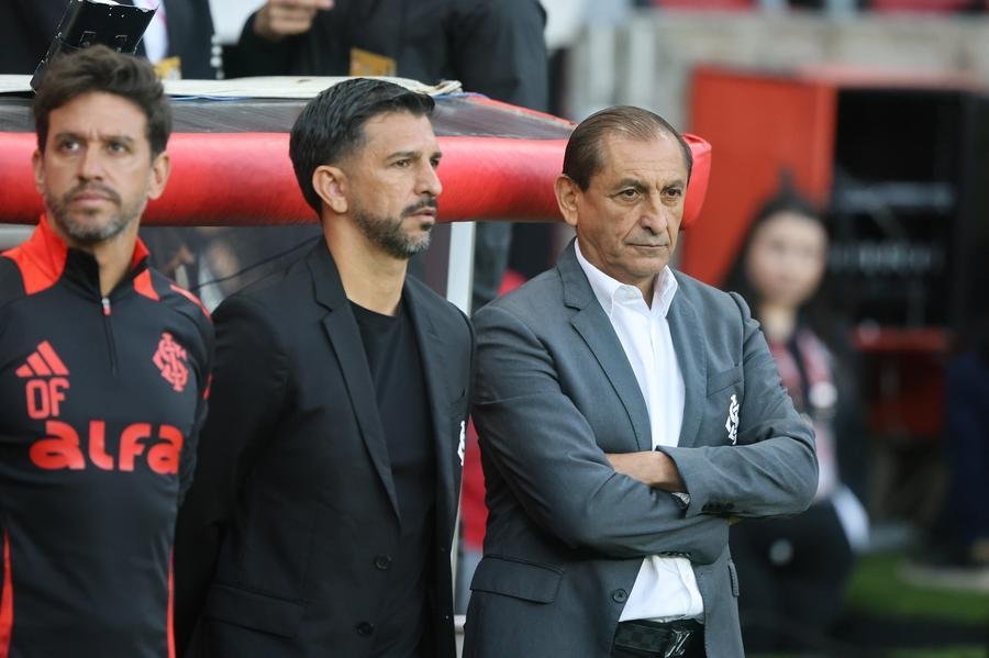 Ram&oacute;n D&iacute;az, ao lado do filho e auxiliar Emiliano, tem 44,4% de aproveitamento no comando do Inter