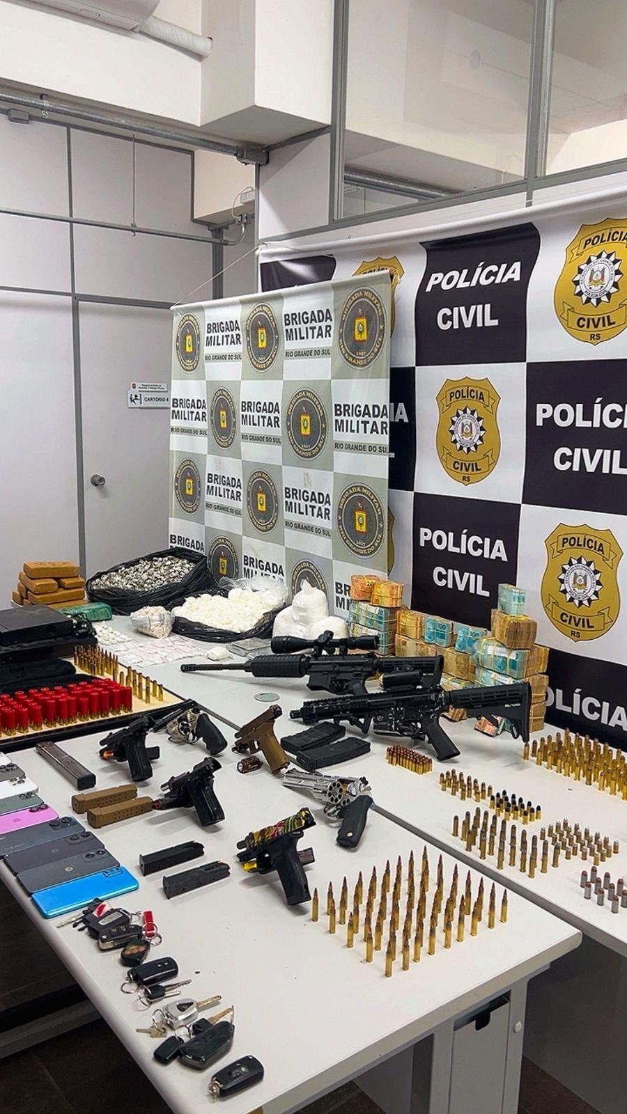 Drogas, armas, celulares, muni&ccedil;&otilde;es, ve&iacute;culos, dinheiro e diversos outros itens foram apreendidos junto com os nove presos na Opera&ccedil;&atilde;o Casamata, em Caxias do Sul