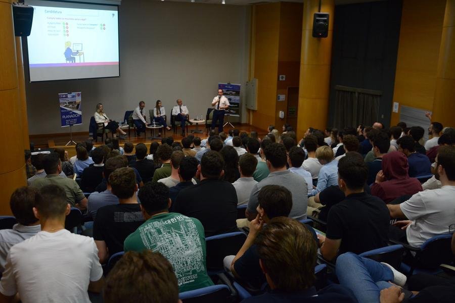 Pilotos da LATAM promovem palestra para aproximar jovens da atividade profissional