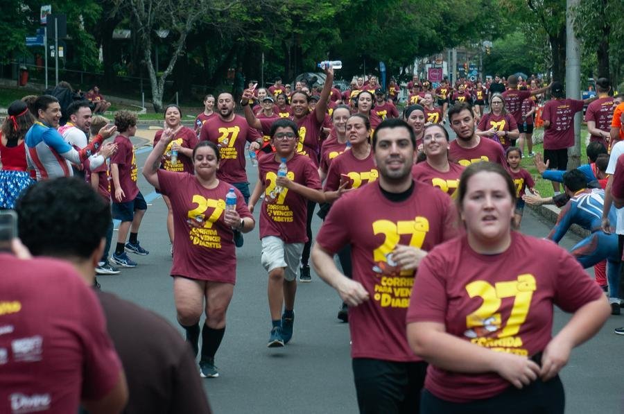Corrida reuniu milhares de participantes na manh&atilde; de domingo na Capital