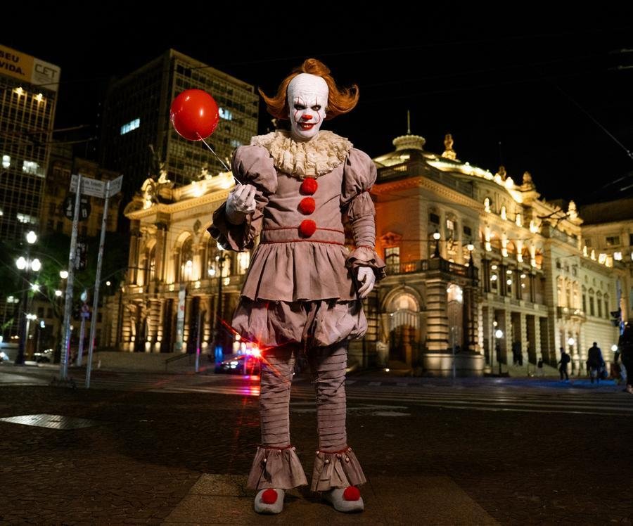 A HBO Max promoveu uma a&ccedil;&atilde;o para celebrar a estreia da nova s&eacute;rie, espalhando os ic&ocirc;nicos bal&otilde;es vermelhos de Pennywise por diversas cidades do mundo, incluindo S&atilde;o Paulo, Rio de Janeiro, Cidade do M&eacute;xico e Santiago