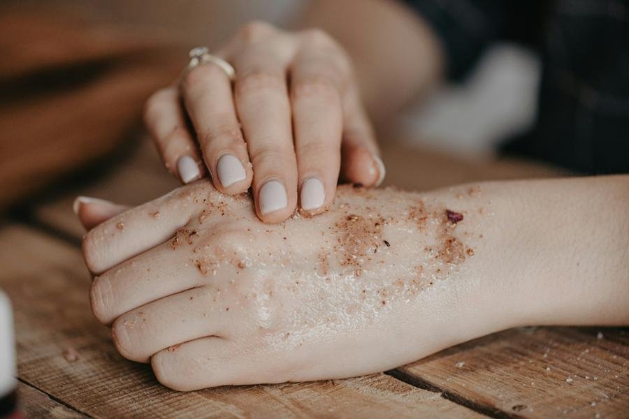 Remover camadas superficiais da pele pode deix&aacute;-la mais seca e vulner&aacute;vel &agrave; entrada de subst&acirc;ncias irritantes e micro-organismos causadores de infec&ccedil;&otilde;es