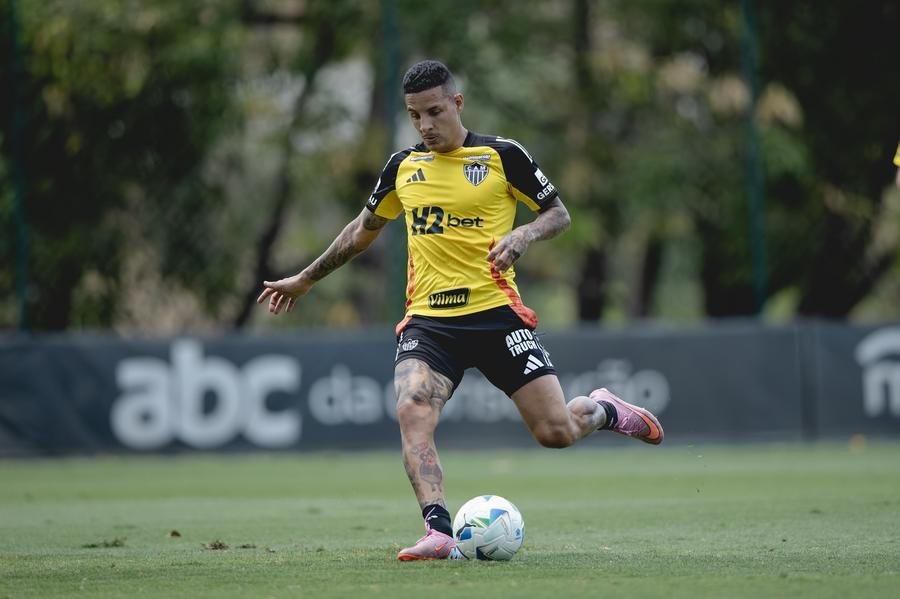 Guilherme Arana &eacute; titular da lateral esquerda do Atl&eacute;tico Mineiro, mas suspenso, n&atilde;o pega o Inter no domingo