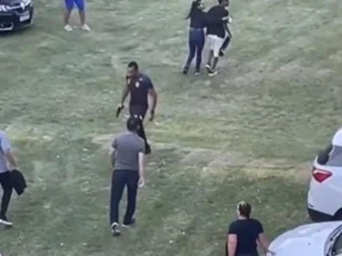 &Aacute;rbitro saca uma arma ap&oacute;s confus&atilde;o no interior do RS